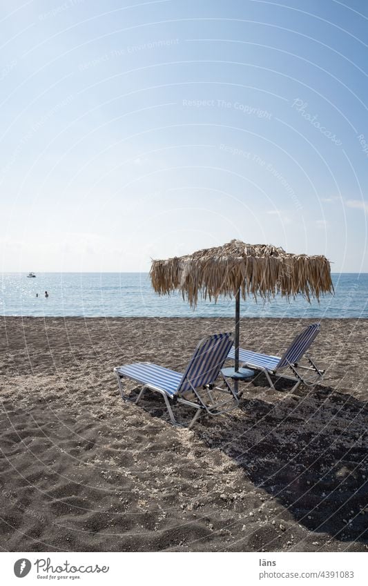 Urlaub am Strand Meer Sand Wasser Griechenland Ferien & Urlaub & Reisen Erholung Küste Horizont Sonnenschirm Strandliegen Außenaufnahme Tourismus Santorin