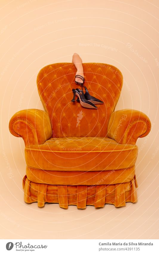 Müde Frau mit Schuhen hinter dem Sofa.
Während sie hinter dem gelben Sofa steht. Foto im Studio. Modefotografie. allein Hintergrund schön Kaukasier erschöpft