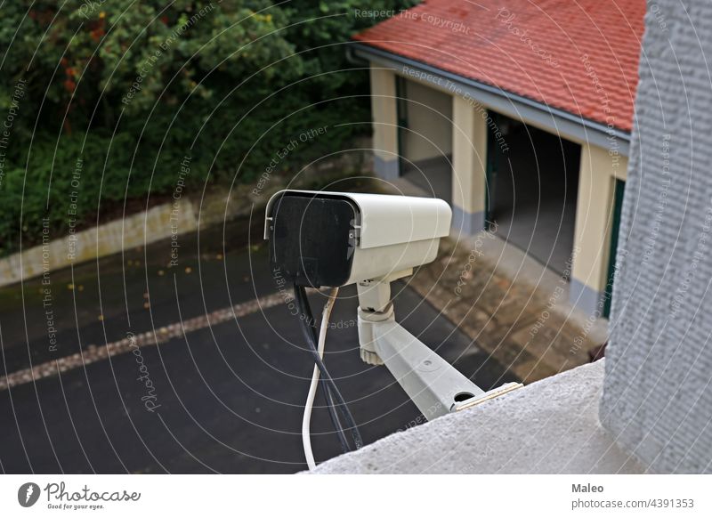 Videokamerasystem an der Wand des Gebäudes Kabel Nocken Fotokamera cctv Schaltkreis Großstadt Kontrolle Verbrechen elektronisch Gerät Augenlicht bewachen