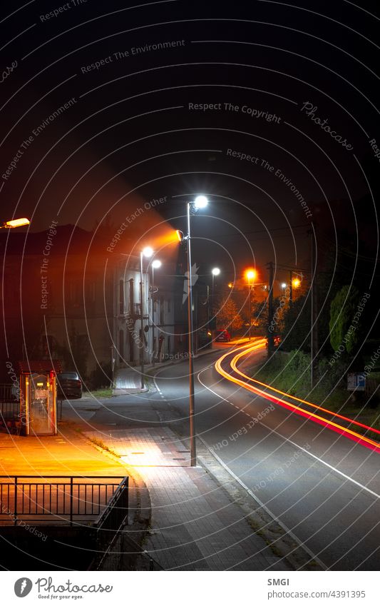 Vertikale Fotografie einer Landstraße mit Autoscheinwerfern in Langzeitbelichtung Licht Nacht Geschwindigkeit Transport Verkehr Bewegung schnell Nachlauf urban