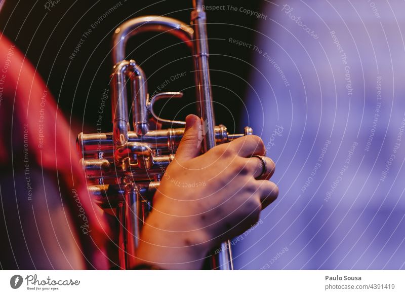 Nahaufnahme einer Hand, die eine Trompete hält Musik Musiker Musikinstrument Jazz Künstler Freizeit & Hobby Spielen Farbfoto Konzert Kunst musizieren Klang Ton
