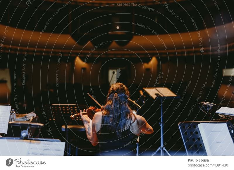 Rückansicht Mädchen spielt Geige Detailaufnahme Geiger Konzert Solist Publikum Musik hören Farbfoto Schauplatz Streichinstrumente Orchester Kunst Klassik