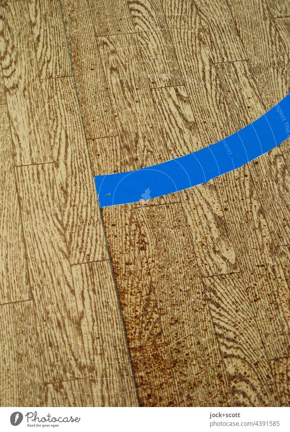 Ende der Linie auf Pseudo-Holz Holzimintat PVC Bodenbelag Markierungslinie retro Strukturen & Formen abstrakt Detailaufnahme gebraucht Linienstärke blau