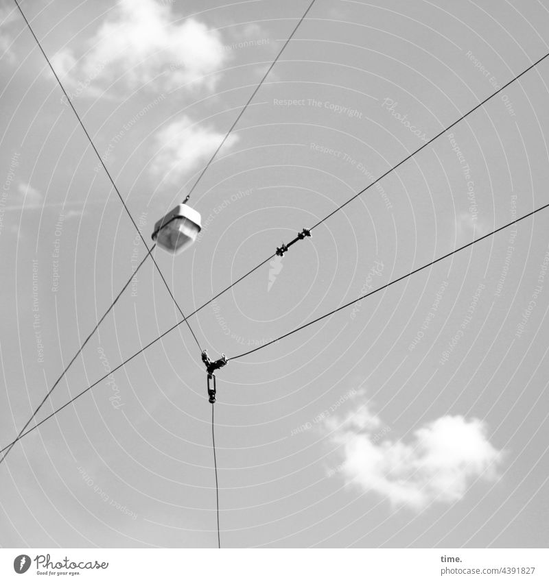 Seilschaften (36) oberleitung verkabelt stromleitung lampe himmel wolken sonnig verbindung Verbindungsstück raumteiler Kommunikation