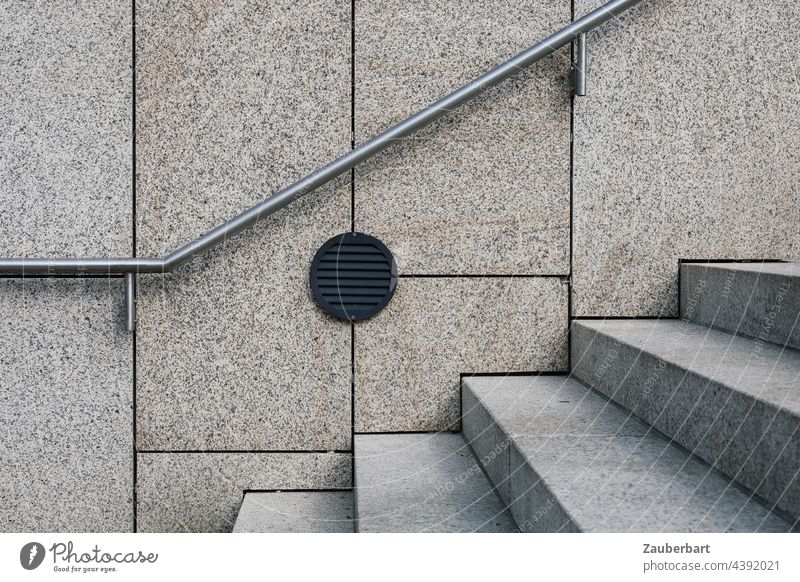 Moderne Treppe mit Handlauf vor Fassade als geometrische Form abstrakt Architektur Treppengeländer Geländer aufwärts Wand Mauer Strukturen & Formen modern
