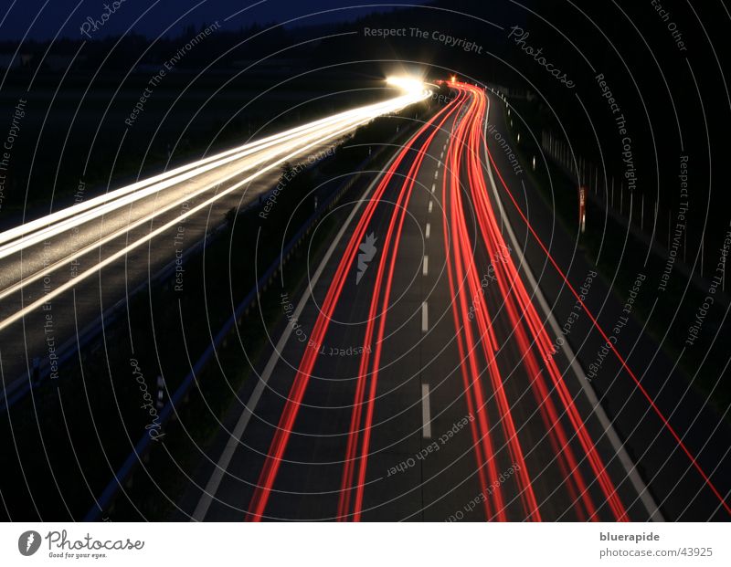 Geschwindigkeit rot weiß schwarz Autobahn Nacht dunkel Langzeitbelichtung Licht Eisenbahn PKW Fahrzeuge