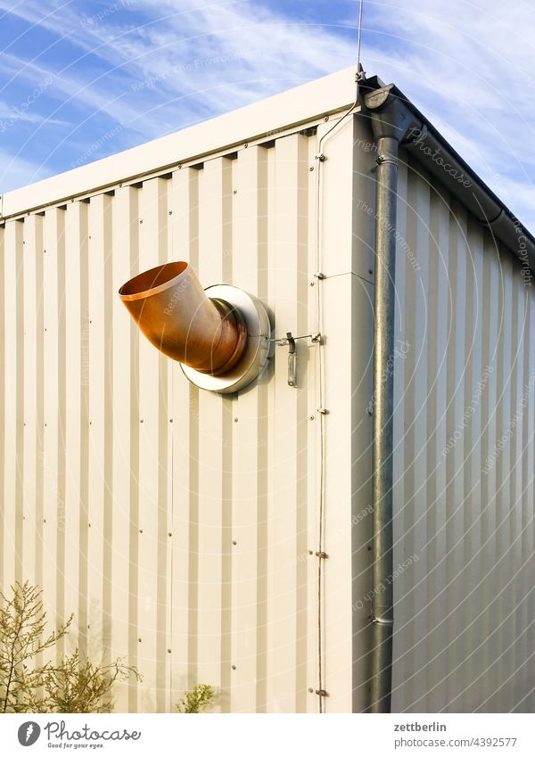 Entlüftungsrohr an einem Container container wohncontainer entlüftung belüftung unterkunft behelfsunterkunft flüchtlingsheim notunterkunft temporär lager