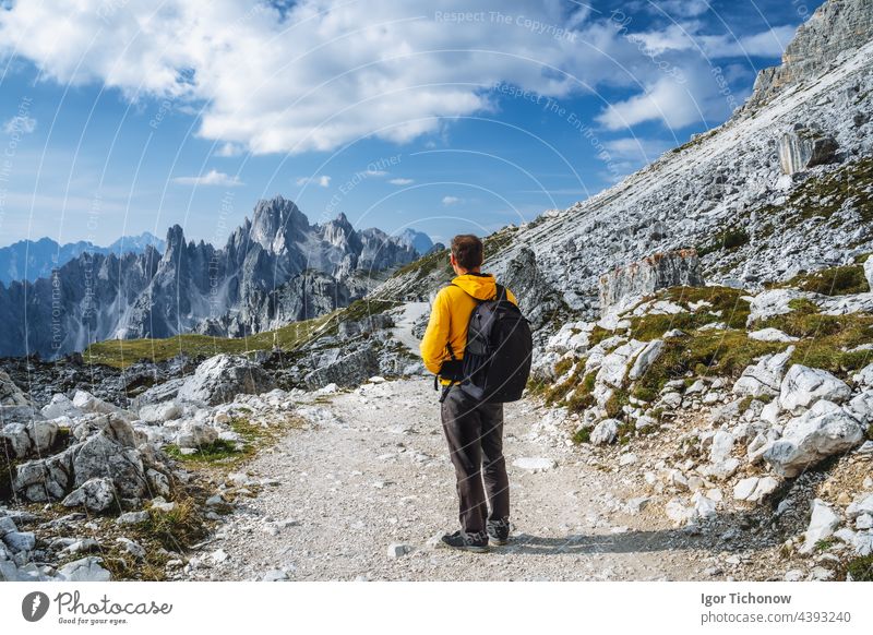 Mann in gelber Jacke beim Wandern im Nationalpark Tre Cime. Cadini di Misurina im Hintergrund. Dolomiten, Italien, Europa cadini Trentino Berge u. Gebirge