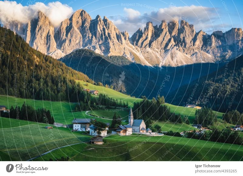 St. Magdalena Kirche im Val di Funes Tal, Dolomiten, Italien. Furchetta und Sass Rigais Berggipfel im Hintergrund Witze Landschaft Natur villnss