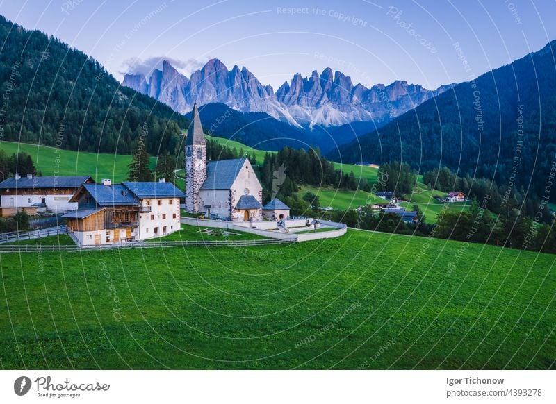 St. Magdalena Kirche im Val di Funes Tal, Dolomiten, Italien. Furchetta und Sass Rigais Berggipfel im Hintergrund Witze Landschaft Natur villnss