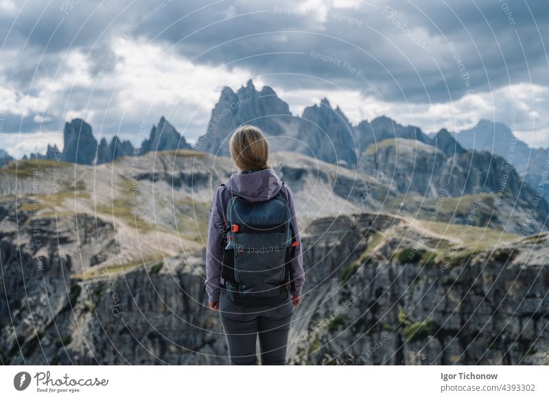 Wanderin mit Rucksack vor der Berggruppe Cadini di Misurina in den italienischen Alpen, Dolomiten, Italien, Europa Frauen cadini Berge erstaunlich Natur
