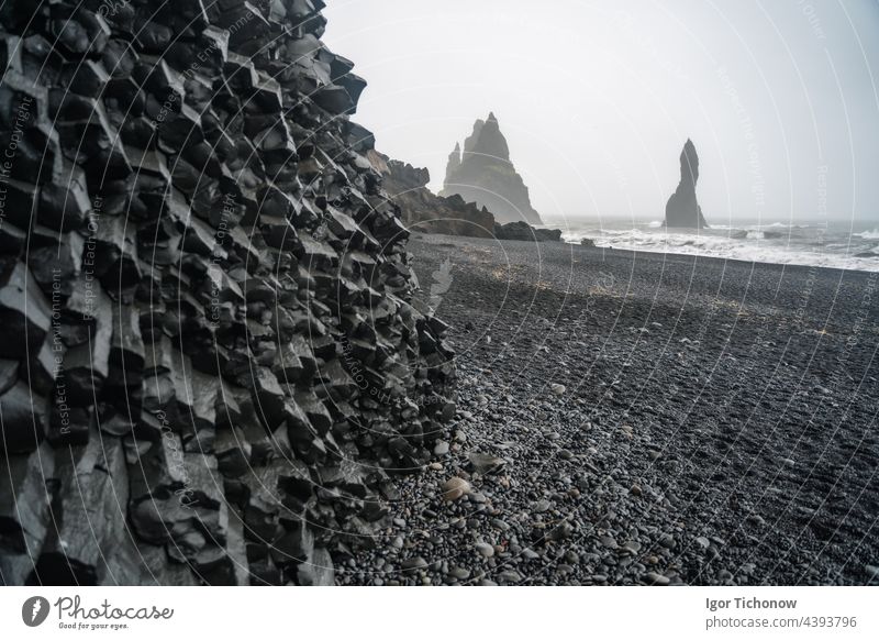 Basaltsäulen und schwarzer Kieselsteinstrand an einem stürmischen Tag in Island Strand reisen Felsen Meer Natur Küste Wasser Landschaft MEER Sand vulkanisch