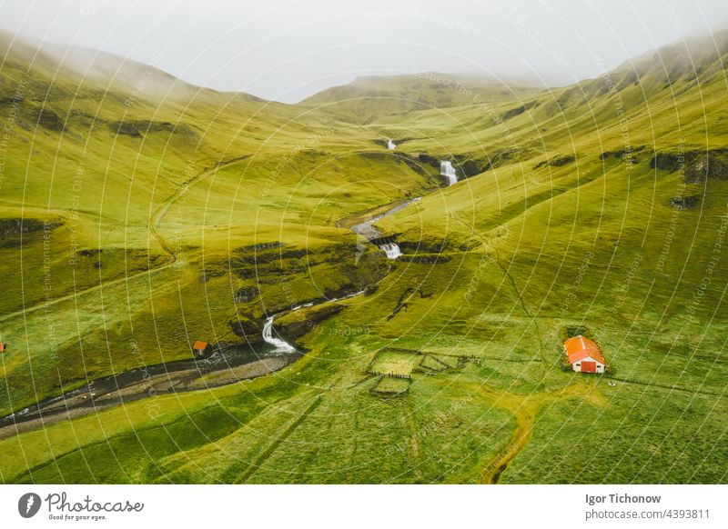 Schöne Drohnenansicht der isländischen Landschaft mit grünen Feldern und Fluss im Sommer Island Dröhnen Antenne Erosion Reise Vulkan Ausflug Luftaufnahme Ebene