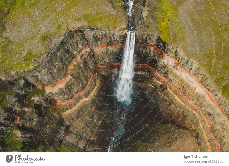 Luftaufnahme des Wasserfalls Hengifoss in Ostisland von oben. Der dritthöchste Wasserfall in Island ist von Basaltschichten mit roten Tonschichten zwischen den Basaltschichten umgeben.