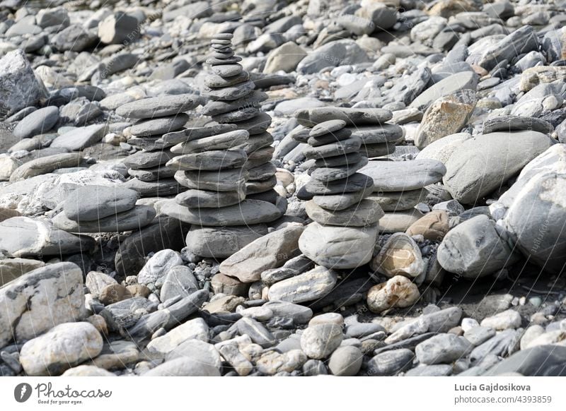 Steintürme oder Steinhaufen. Sie befinden sich am felsigen Ufer des Rheins in der Schweiz. abstrakt Ordnung Gleichgewicht Windstille Nahaufnahme Konzentration