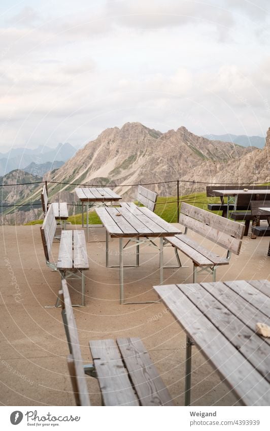 Leere Bände auf einer Berghütte in den Alpen Allgäu Pass Corona Bänke Pause Stille Gipfel Hütte