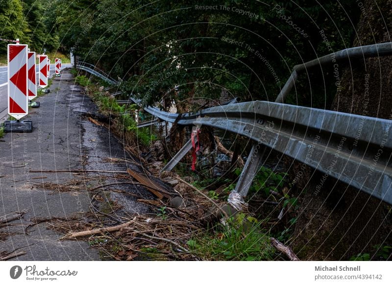 Durch Flutkatastrophe (Juli 2021) zerstörte Landstraße B54 im Volmetal (Hagen, NRW) kaputt Zerstörung Vergänglichkeit Klimawandel unheilvoll Unheil Katastrophe