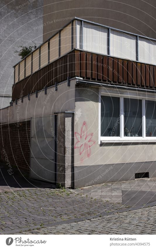 tintenfischblume an der hauswand graffiti balkonverkleidung street art wohnhaus fassade gebäude terrasse einfahrt fenster hofeinfahrt altbau architektur wohnen