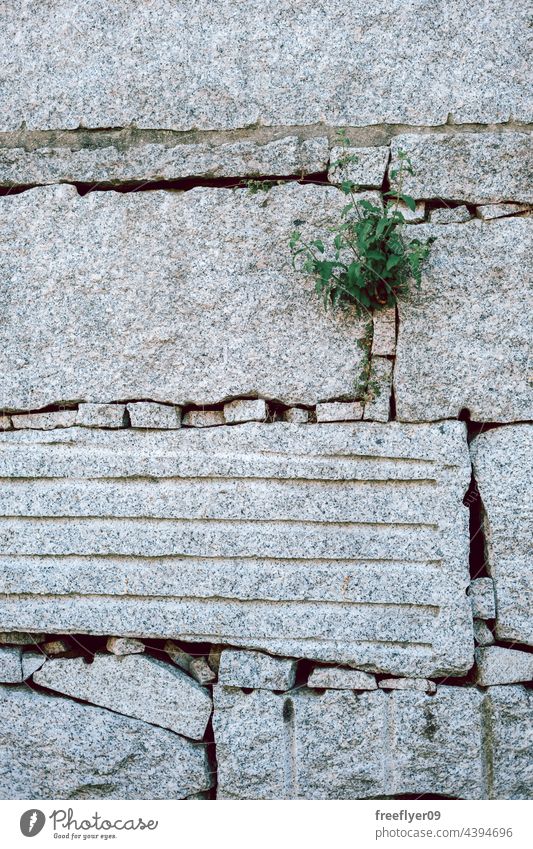 Mauer aus großen Granitfelsen Textur Wand Steine Sonnenlicht geprägt Konstruktion verwittert Material natürlich geknackt Muster Struktur solide abstrakt