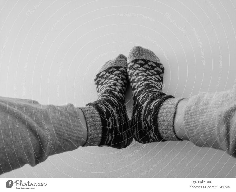 Socken an den Füßen in Schwarz und Weiß Fuß Beine Mensch Herzen Schuhe Monochrom Schwarzweißfoto Strümpfe Mode Zehen Stil tragend Körperteil Unterschenkel