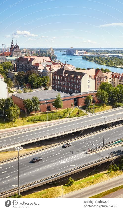 Luftaufnahme des Stadtbilds von Szczecin mit der Burgstraße, die die Stadt mit dem Rest Polens verbindet. Großstadt Straße Autobahn Stettin Antenne Burgweg