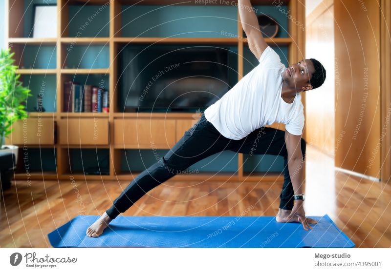 Mann beim Sport zu Hause. heimwärts Übung Fitness Training Athlet Lifestyle Gesundheit Gesundheitswesen Konzept schwarz sportlich Pflege Unterlage Sperrung