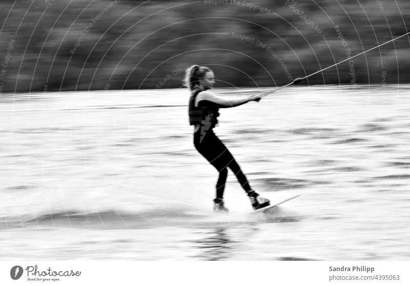ein Mädchen fährt Wasserski und der Hintergrund verschwimmt Sport Außenaufnahme sportlich Freude Sommer Mensch Jugendliche Lifestyle Training Gesundheit