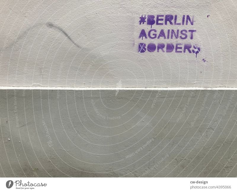 #BerlinAgainstBorders - gezeichnet & gemalt Gartenzaun Raute Markierung Markierungen Hashtag Stadtleben aussagekräftig urban Vandalismus dreckig