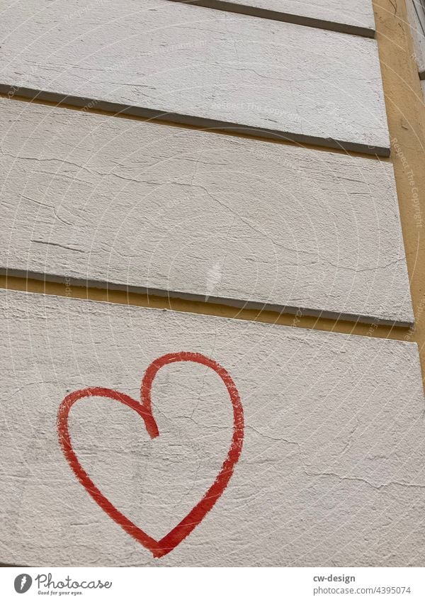 ♥ - gezeichnet & gemalt Herz Graffiti rot Liebe Gefühle Fassade Schmiererei echt Romantik Wand Mauer Verliebtheit Zeichen Schriftzeichen Farbfoto