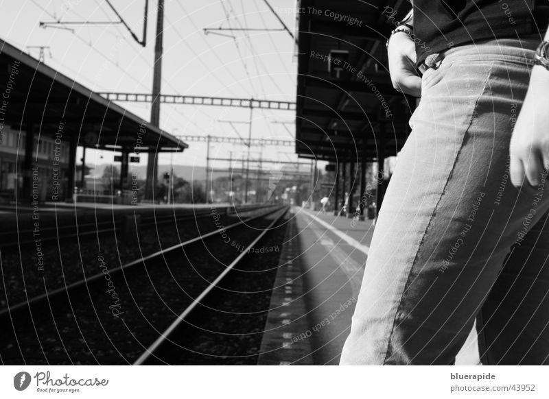 Kurz bevor Uhr Kabel Mensch Frau Erwachsene Hand Beine Bahnhof Eisenbahn Hose Linie stehen warten schwarz weiß Zeit Gleise Risiko Entschlossenheit Bahnsteig
