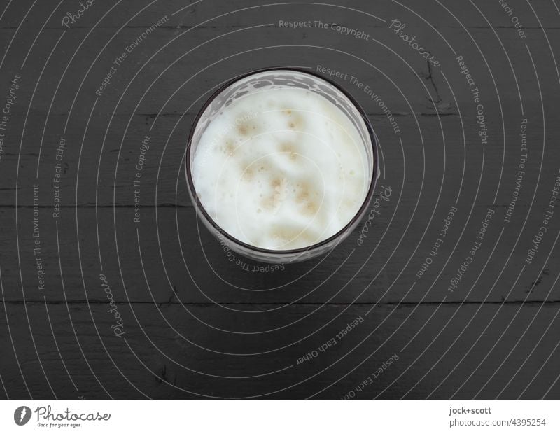 ein Bier steht auf dem Tisch Biergarten Gastronomie Bierglas Monochrom Bierschaum Biertische Draufsicht Hintergrund neutral Strukturen & Formen Getränk Alkohol