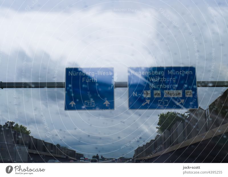 A3/A73: Autobahndreieck bei starken Regen Verkehrswege Verkehrsschild Doppelbelichtung Verkehrszeichen Windschutzscheibe Tropfen Wolken schlechtes Wetter
