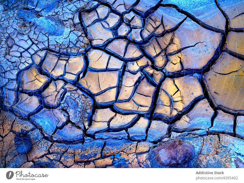 Abstrakte Textur von rissigem Schlamm mit wunderbaren Farben und Formationen Trockenheit Hintergrund flau gebrochen verdurstet trocknen Erde dreckig verschmutzt