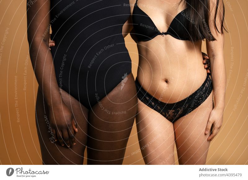 Crop diverse Frauen in Dessous umarmen körperpositiv Atelier Unterwäsche akzeptieren Zusammensein Körper Figur vielfältig rassenübergreifend multiethnisch
