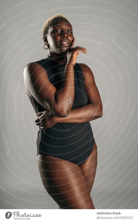 Frau mit den Händen über dem Gesicht Body körperpositiv Körper Kurve Form Freude ethnisch Afroamerikaner schwarz Optimist froh Inhalt Kurze Haare blond