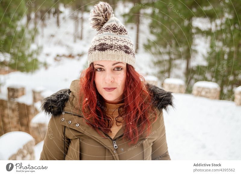 Frau in verschneitem Winterwald Schnee warme Kleidung Hut Winterzeit Wald kalt Wälder Gelassenheit Natur Waldgebiet Saison Frost friedlich Vorschein weiß