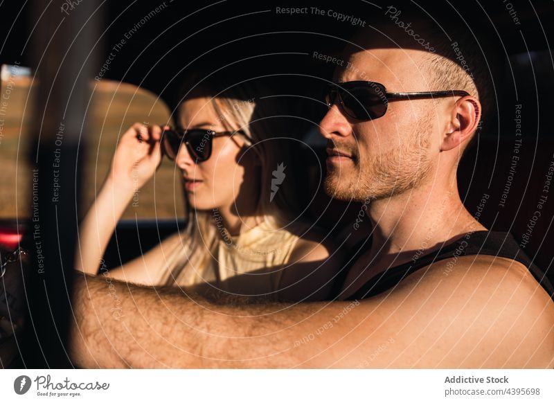 Paar sitzt zusammen im Auto an einem sonnigen Tag PKW cool Automobil Inhalt Sonnenbrille Fahrzeug brutal selbstbewusst Freundin Zusammensein Partnerschaft