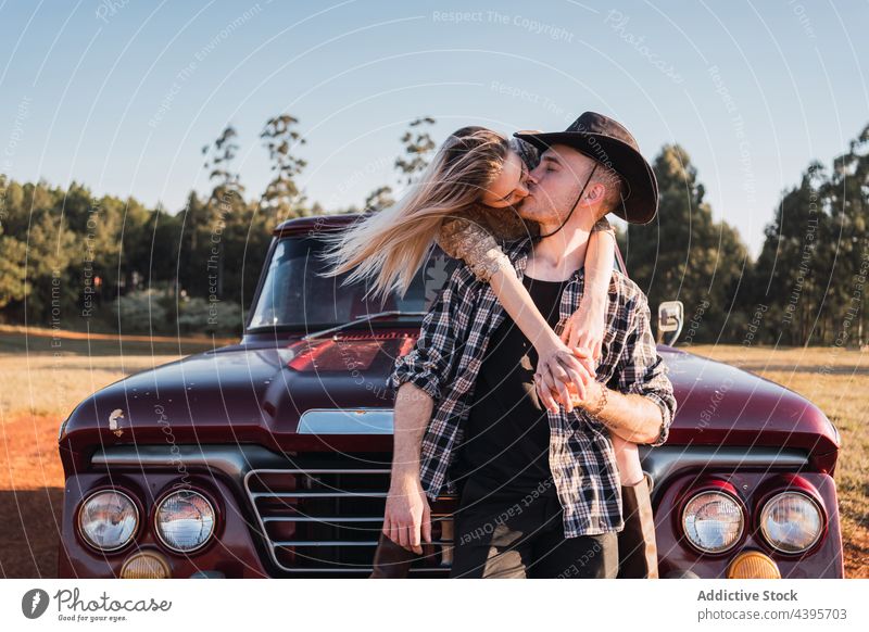 Verliebtes Paar küsst sich im Retro-Auto Kuss PKW retro abholen altehrwürdig Liebe Umarmen altmodisch Sommer Partnerschaft romantisch Umarmung Valentinsgruß
