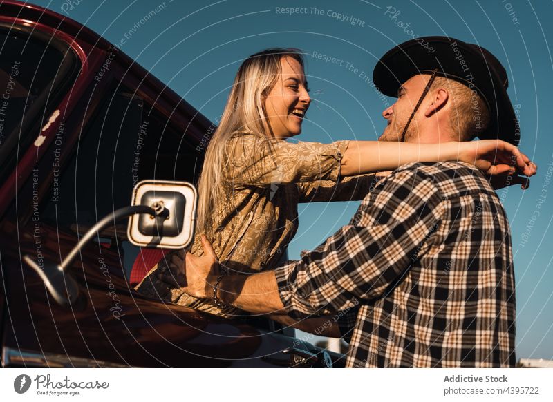 Glückliches Paar umarmt sich in der Nähe eines Retro-Autos Umarmung PKW retro altehrwürdig Fenster Liebe Landschaft altmodisch Sonnenuntergang Partnerschaft