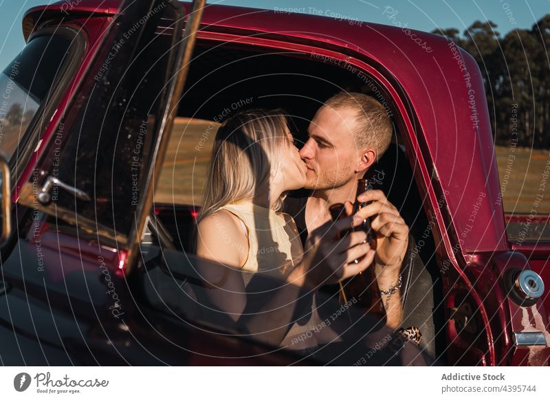Verliebtes Paar küsst sich im Retro-Auto Kuss PKW retro abholen altehrwürdig Liebe Umarmen altmodisch Sommer Partnerschaft romantisch Umarmung Valentinsgruß