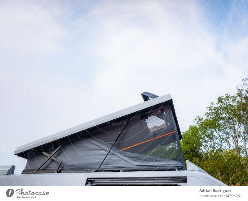Wohnmobil mit Zelt auf dem Dach im Ausstellungsraum des Händlers Kleintransporter Autohaus Tourismus Fahrzeug reisen Ausflug Reise PKW Natur im Freien