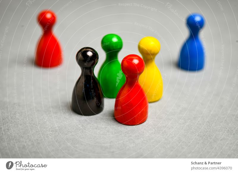 bunte Spielfiguren aus Gesellschaftsspiel BTW21 Parteien Wahl Wahlsonntag schwarz rot gelb grün Parteilandschaft Koalition Bundestag Politik Sympolisch CDU SPD