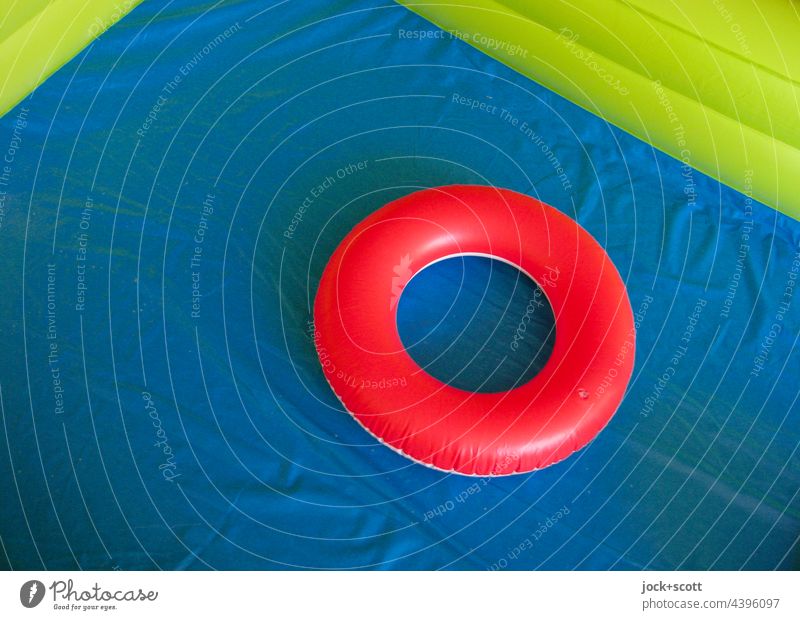 roter Badering im leeren aufgeblasenen Pool Schwimmring Ring trocken blau aufblasbar Farbkontrast Lifestyle Planschbecken Kinderbecken Kunststoff