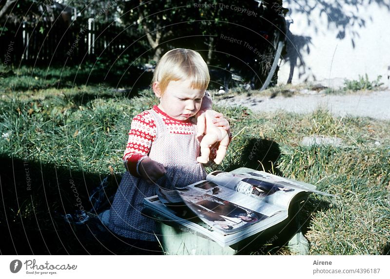 Puppenmutti beim Shopping Kleinkind retro Papierfoto Kind Kindheit Mädchen Retro 60er analog Altes Foto Sommer unbeschwert niedlich Idylle suchen entdecken
