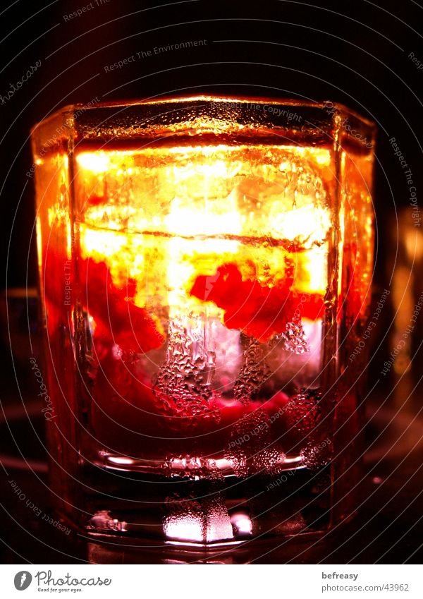 blutiger-Wodka kurz Erdbeerlime Makroaufnahme Nahaufnahme Pinchen Glas Alkohol Coktail Xuxu Klarheit Eis Kerze