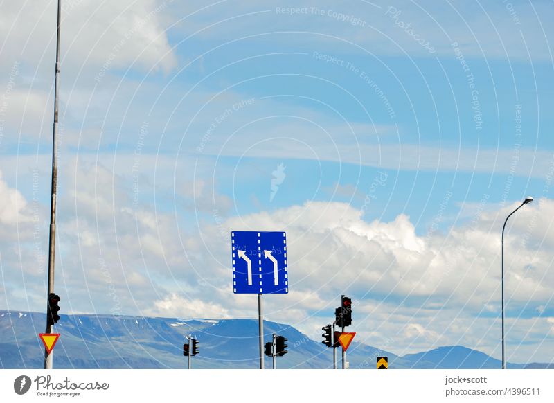 Links einordnen in Reykjavík Verkehrszeichen Verkehrsschild Himmel Ordnung Ampel Wolken Landschaft Schönes Wetter Natur Sommer Umwelt Panorama (Aussicht) Island