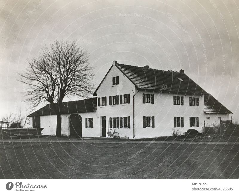 Müllerhaus Haus Gebäude Architektur gehöft alt Idylle Bauernhof Bauernhaus ländlich Dorf wohngebäude Fenster Menschenleer historisch 20er Jahre