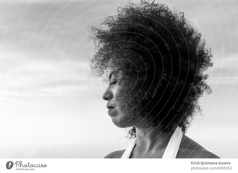Entspannte Frau mit geschlossenen Augen Schwarzweißfoto Frauenporträt Porträt Augen geschlossen friedlich Frieden Erholung sich[Akk] entspannen Meditation