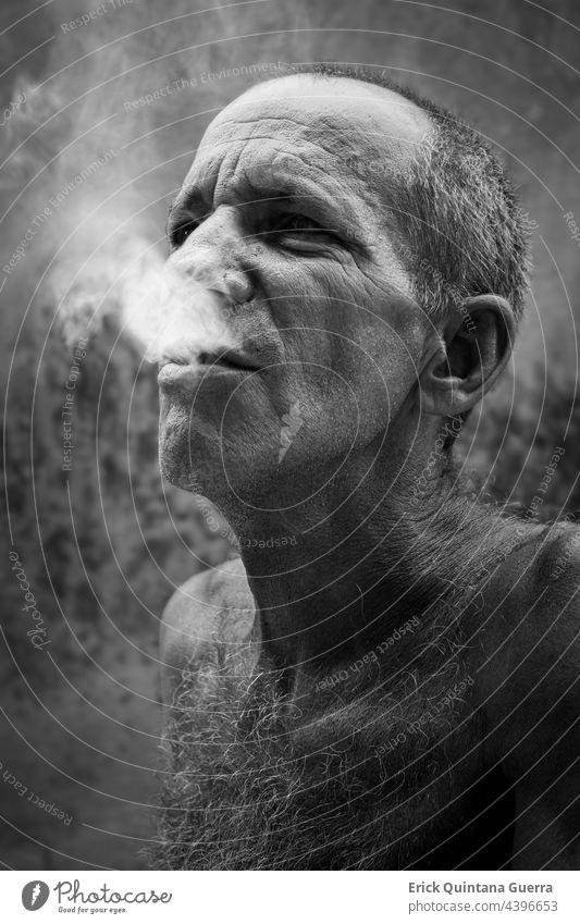 Alter Mann raucht Zigaretten schwarz auf weiß Porträt alter Mann Rauch tabacco Nikotin ungesund Sucht Zigarettenabhängigkeit gesundheitsschädlich