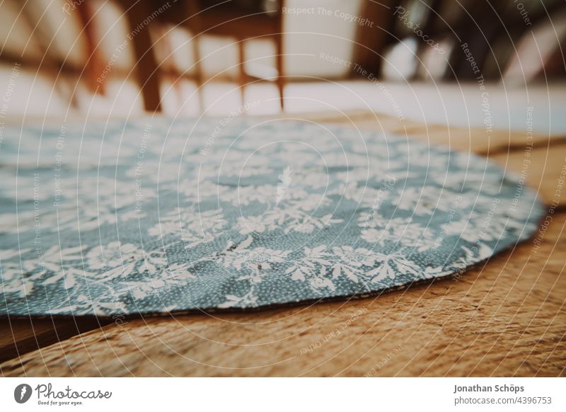Deckchen auf Beistelltisch im Wohnzimmer Tischdecke rund blau Holz zuhause Stühle Weitwinkel Nahaufnahme muster florales Muster Farbfoto Strukturen & Formen